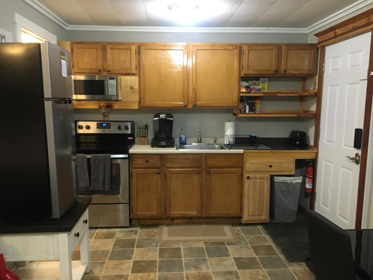 Just Like Being At Home- Newly Renovated Unit North Troy Luaran gambar